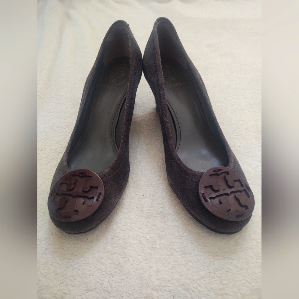 TORY BURCH~Sally Wedge Pump~GRAY SUEDE SHOES~REVA LOGO~SIZE 8